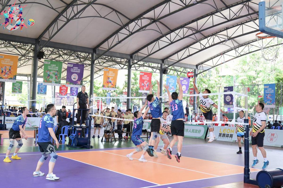 曼联考虑签下巴莱巴，期待填补中场空缺，暂无戈麦斯交易计划。